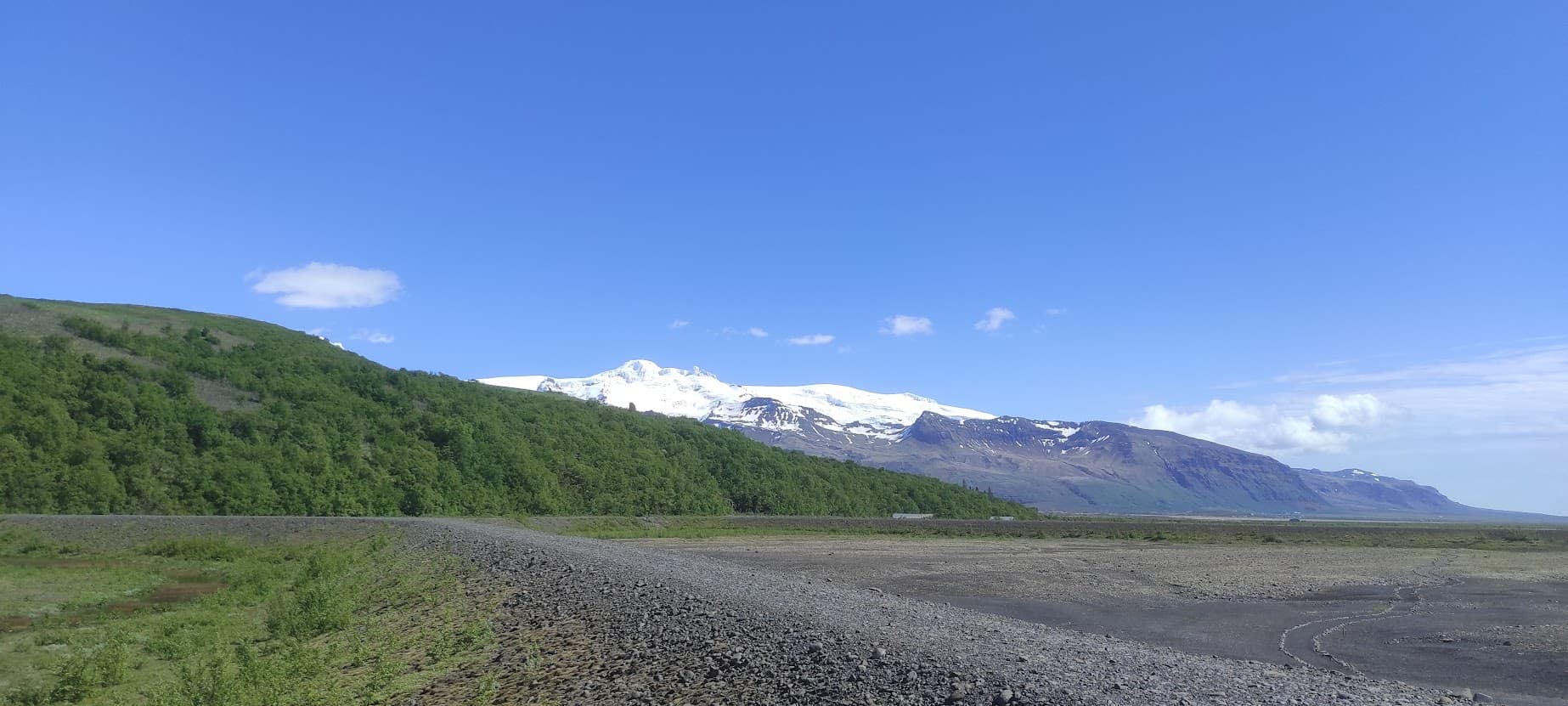 STRAUMURINN LIGGUR AUSTUR